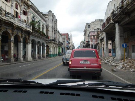Tajní, ty jezdí žigulíky a 405 a mají vždy kouřová okna. Všiměte si popadané suti na chodnících, Havana se rozpadá a nikdo to neuklízí, to je omítka z domů.